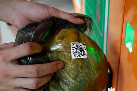 扫描垃圾袋上的二维码，，，，翻开箱门，，，，投放垃圾